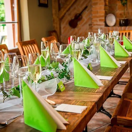Restaurace A U Pešíků 3* Červený Kostelec